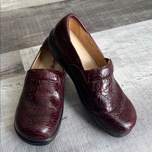 Algeria by PG Lite embossed rose slip on shoes size 41 euc